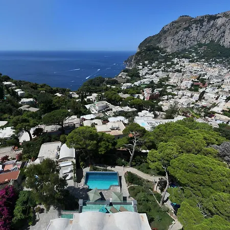 L'ara Panzió Capri